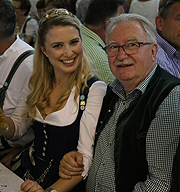 Sabine Anna Ullrich, Bayerische Bierkönigin und Manfred Nrewzella, Geschäftsführer Verein Münchner Brauereien e.V. (©Foto: Martin Schmitz)